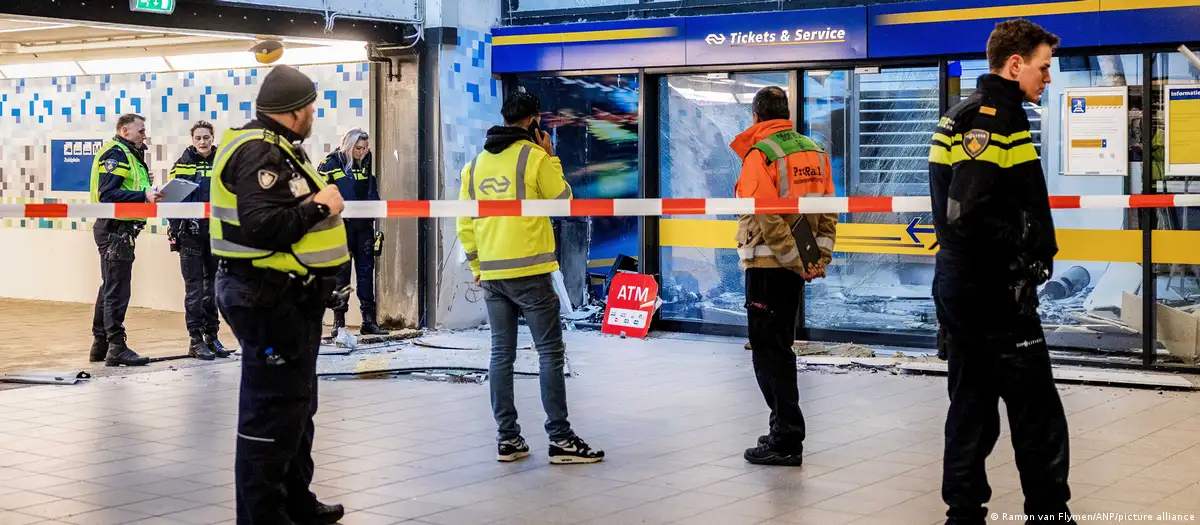 Amsterdam police clear area around central metro station