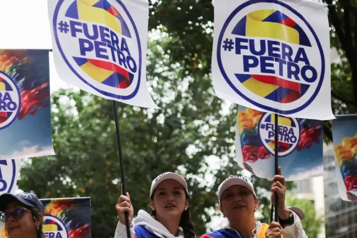 Colombia: Thousands protest President Petro's reforms