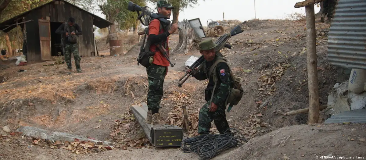 Myanmar: Rebel fighters pressure junta at border hub