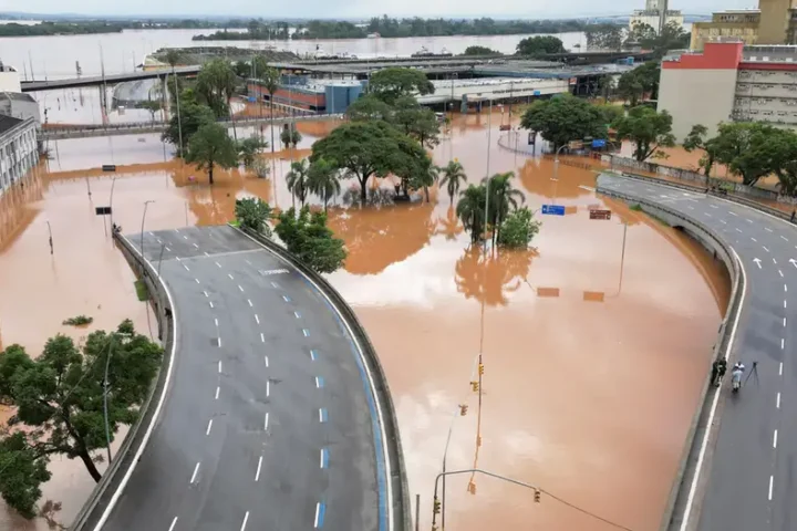 Brazil floods: Rescuers race against time as toll rises