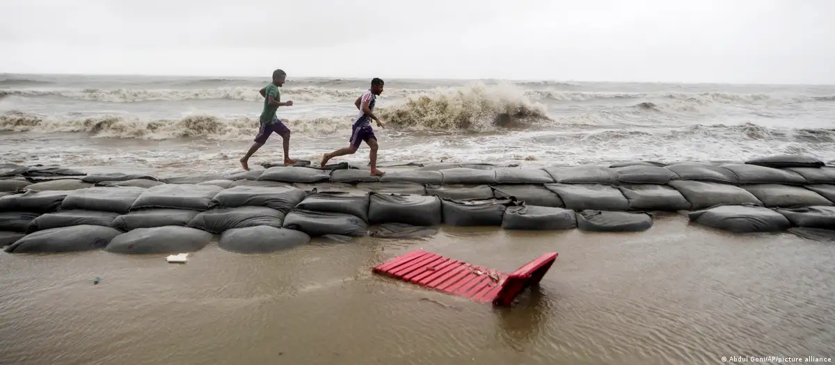 Cyclone Remal causes death and damage in Bangladesh, India