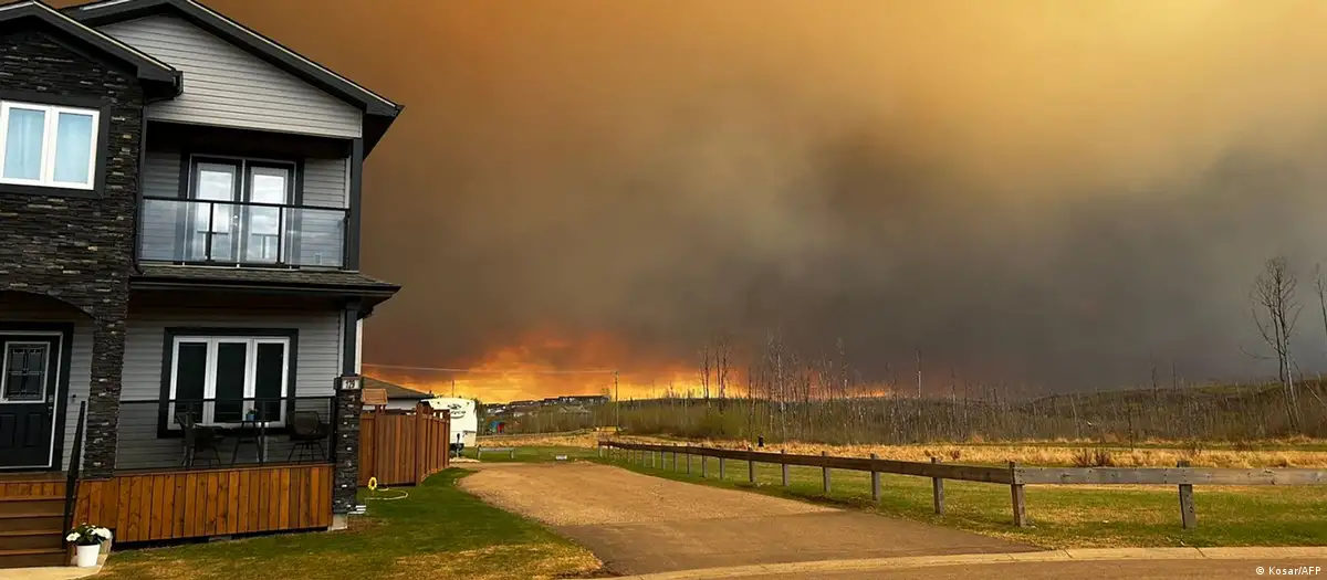 Canada: Evacuations as wildfire closes in on oil sands town