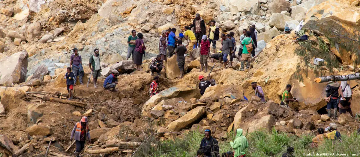 Papua New Guinea: Thousands asked to flee 'active' landslide