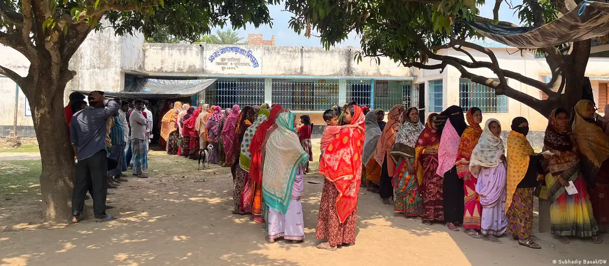 India elections: Voters line up for third phase of polling