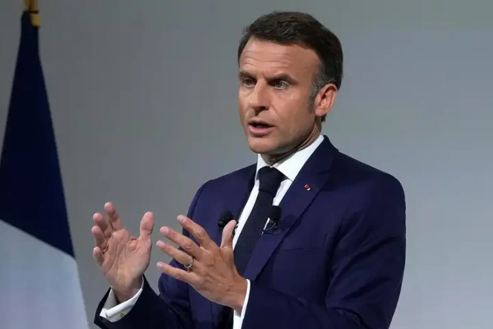 France: Macron calls on voters to reject 'extremism'