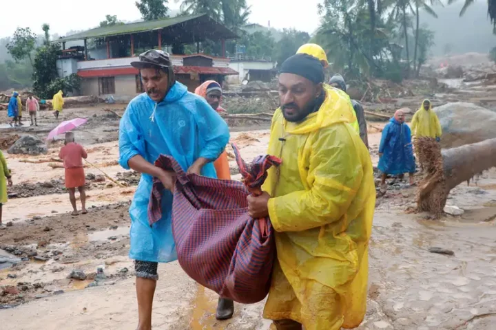 India: Fatal landslides trap hundreds in Kerala