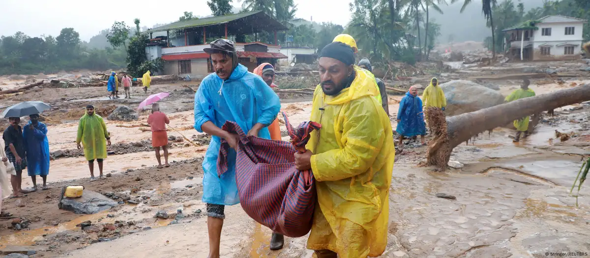 India: Fatal landslides trap hundreds in Kerala