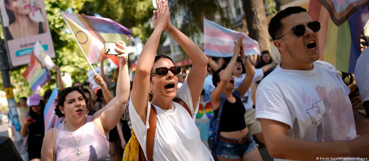 Turkey: Istanbul's banned Pride Parade leads to arrests