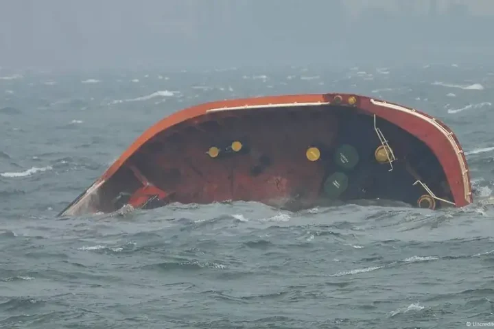 Philippine oil tanker sinks near Manila, risking major spill