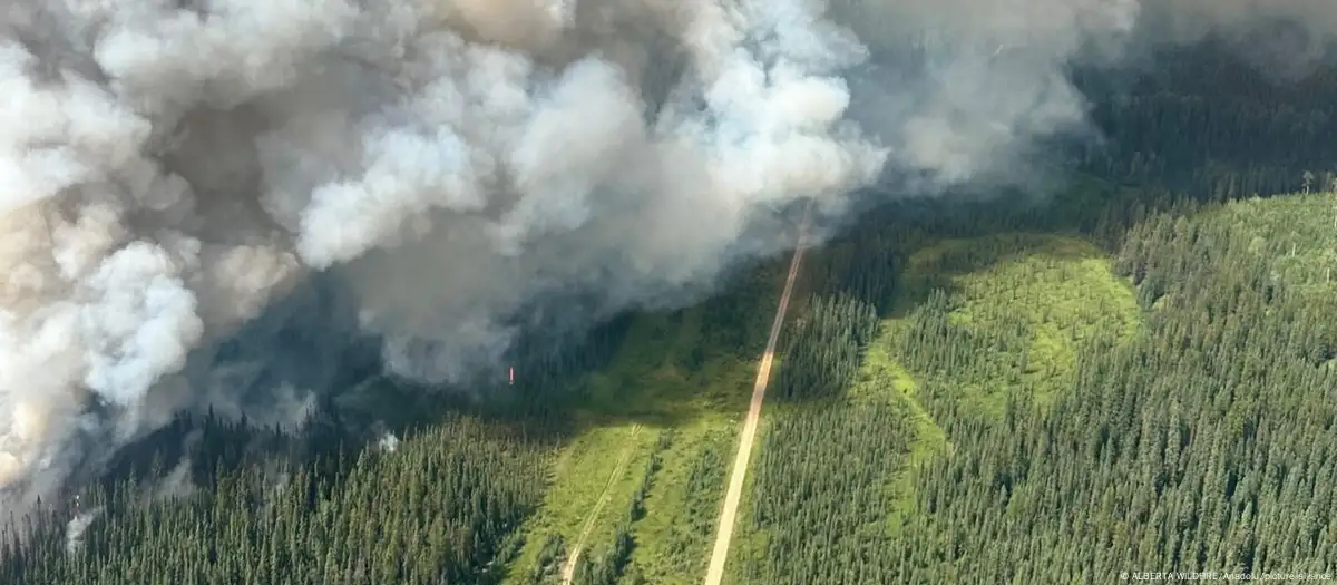 Canada: Raging wildfire destroys tourist town