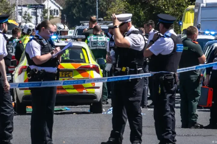 UK: Teenager arrested after knife attack, 2 children dead