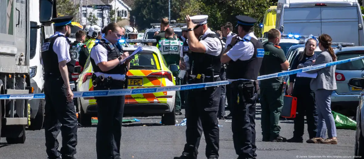 UK: Teenager arrested after knife attack, 2 children dead