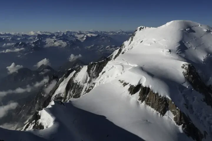 France: 1 dead in Mont Blanc glacier ice fall