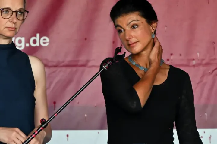 Thuringia election: Far-left Wagenknecht attacked with paint