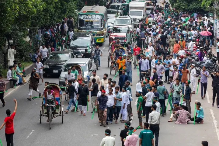 Bangladesh: Protesters attack supporters of ex-PM Hasina