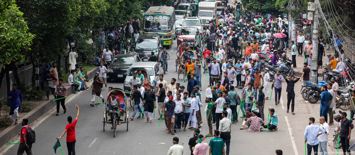 Bangladesh: Protesters attack supporters of ex-PM Hasina