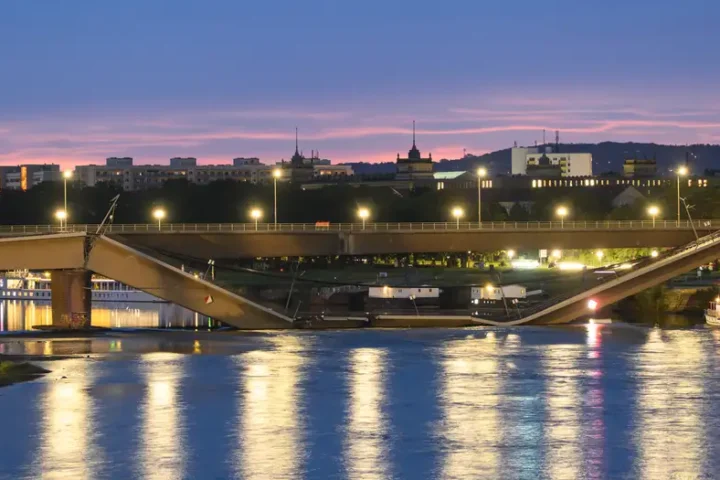 Germany: Bridge in Dresden collapses into Elbe river