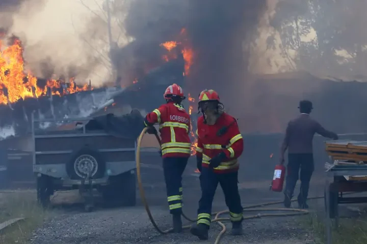 Portugal: Firefighters battle dozens of deadly wildfires