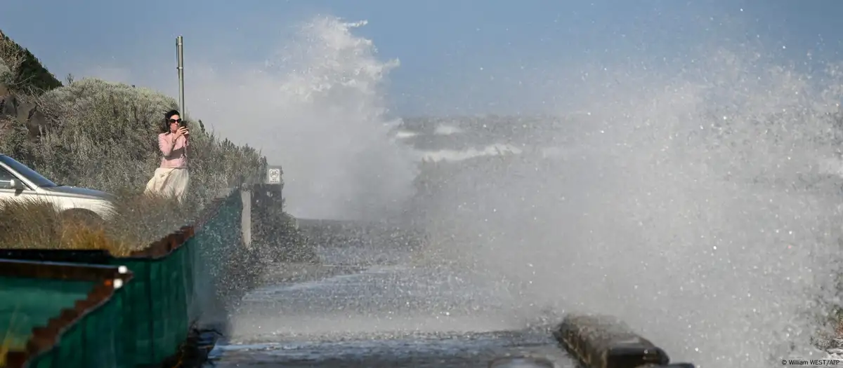 Australia: Storms leave 1 dead, thousands without power