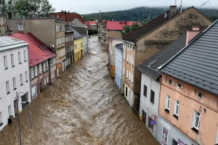 Europe floods: Tusk in southern Poland for crisis meeting