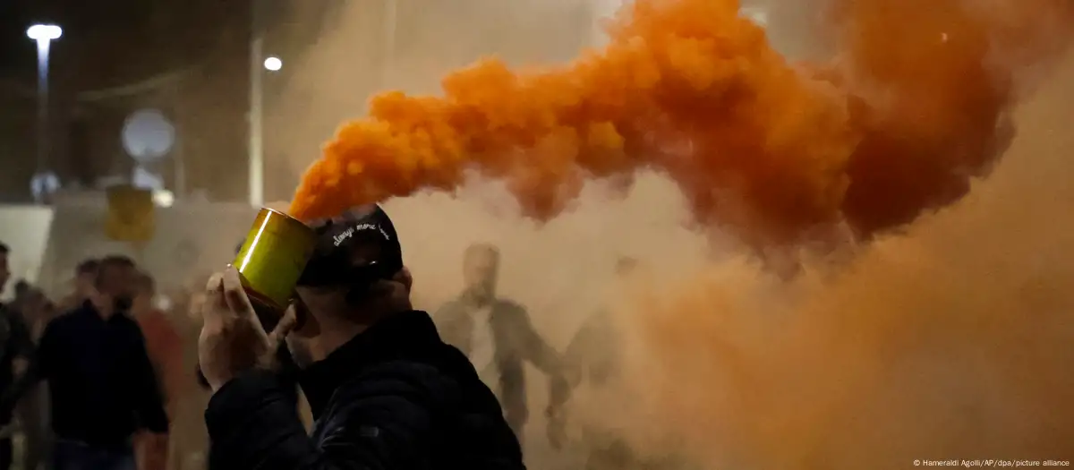 Albania: Clashes as protesters call on government to resign
