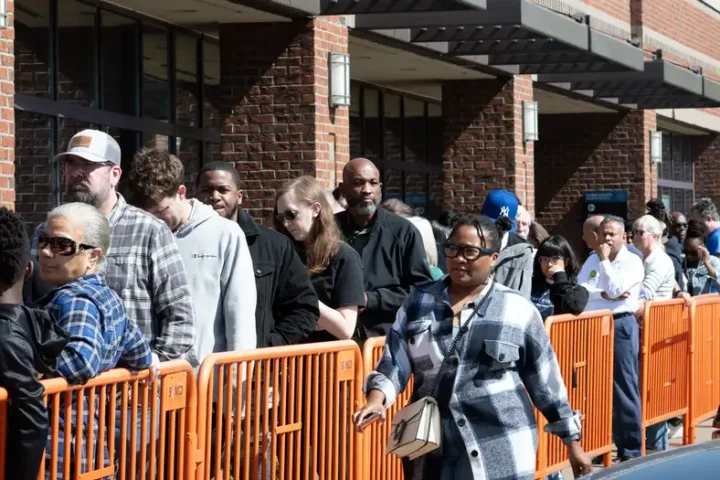 US election: Record numbers cast early ballots in Georgia