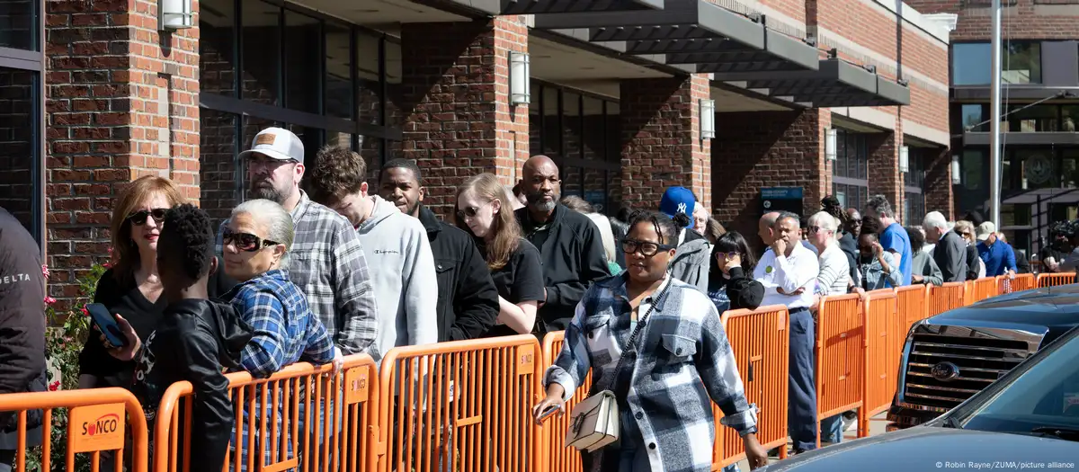 US election: Record numbers cast early ballots in Georgia