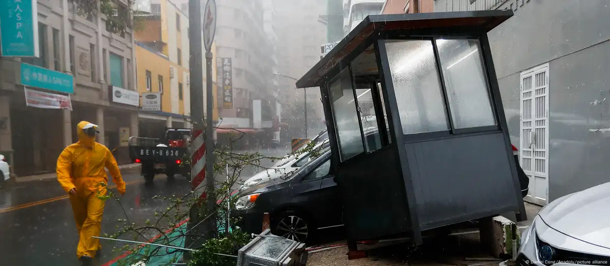 Taiwan: 'Weird' Typhoon Krathon lands on west coast