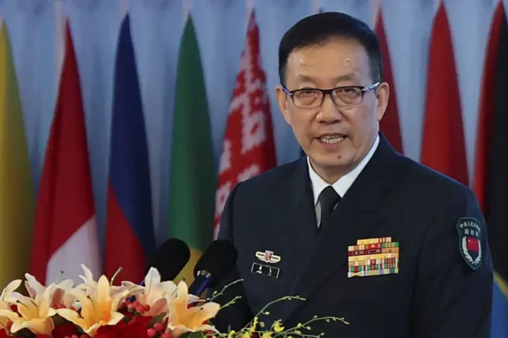 China investigates defense minister for corruption