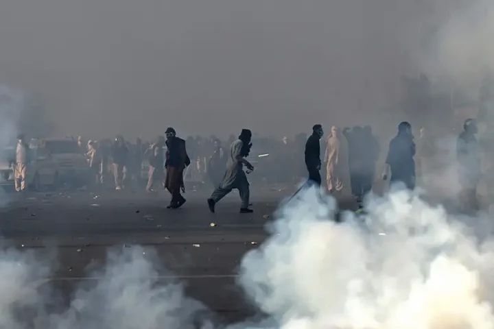 Pakistan: Imran Khan supporters storm capital