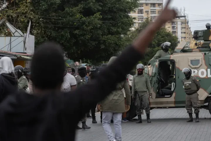 Mozambique: Police use tear gas on protesters in Maputo