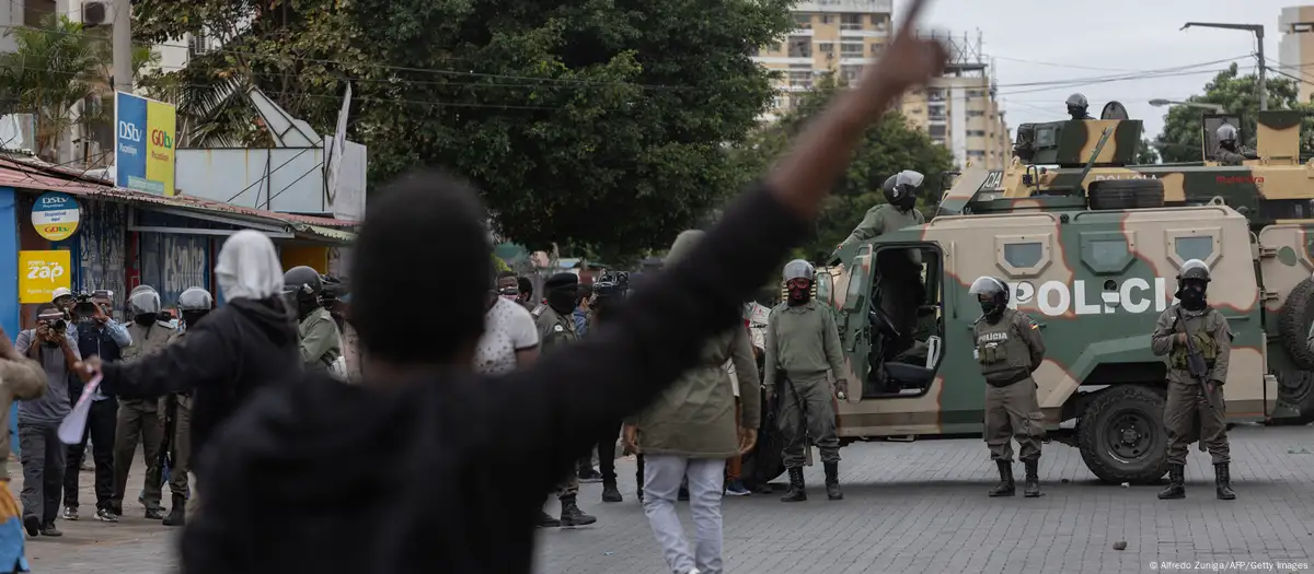 Mozambique: Police use tear gas on protesters in Maputo