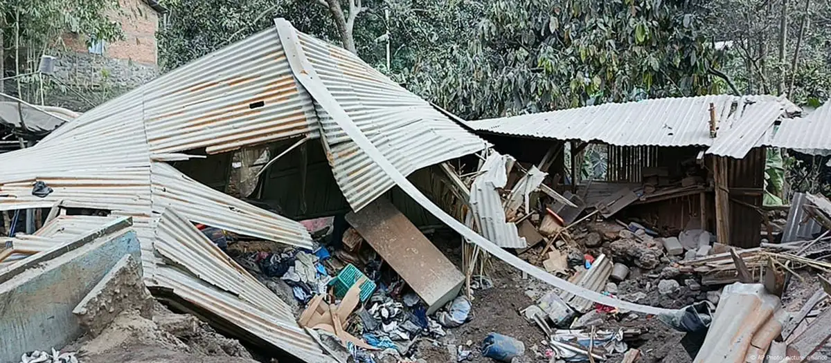 Indonesia: Rescuers comb debris after deadly eruption