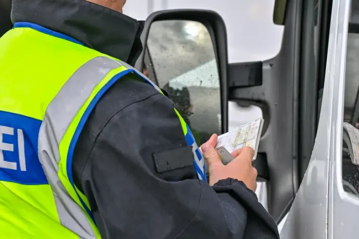 Unlicensed German driver lets boy steer, tries to flee cops