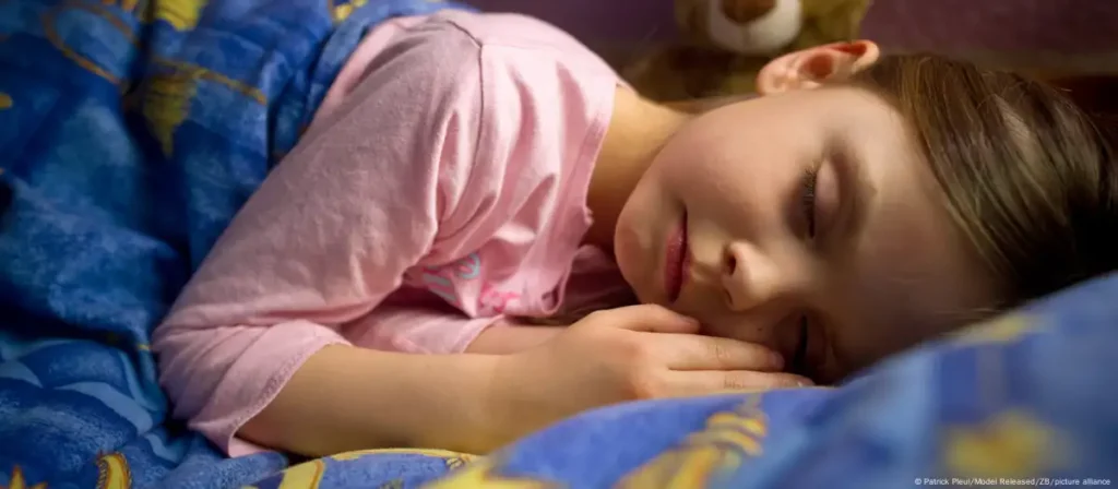 Child sleeps in front of kindergarten 'to be there first'