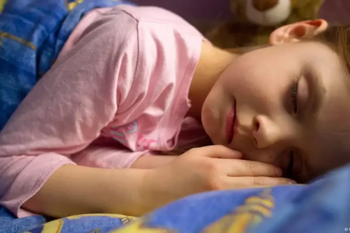 Child sleeps in front of kindergarten 'to be there first'