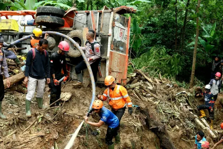 Indonesia: Flash flooding kills at least 10 on Java island