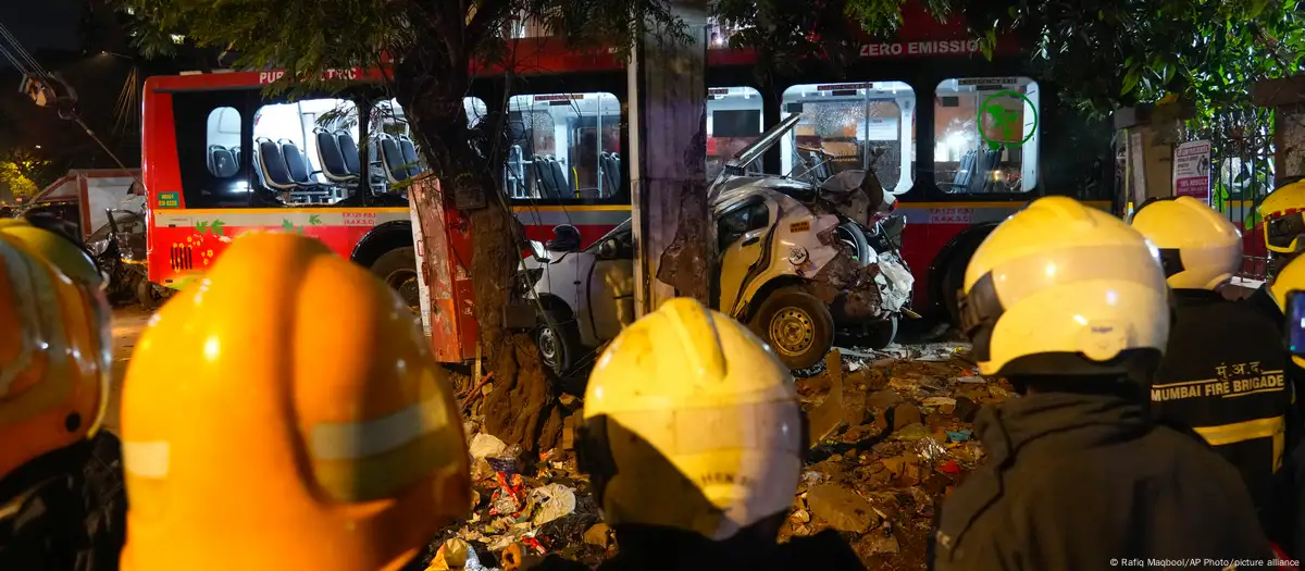 India: Mumbai bus hits pedestrians, killing 6