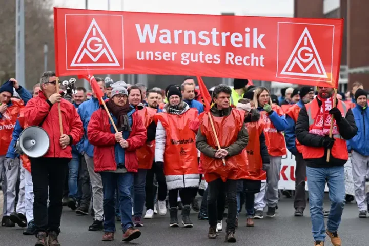 Germany: VW workers announce second strike as cuts loom