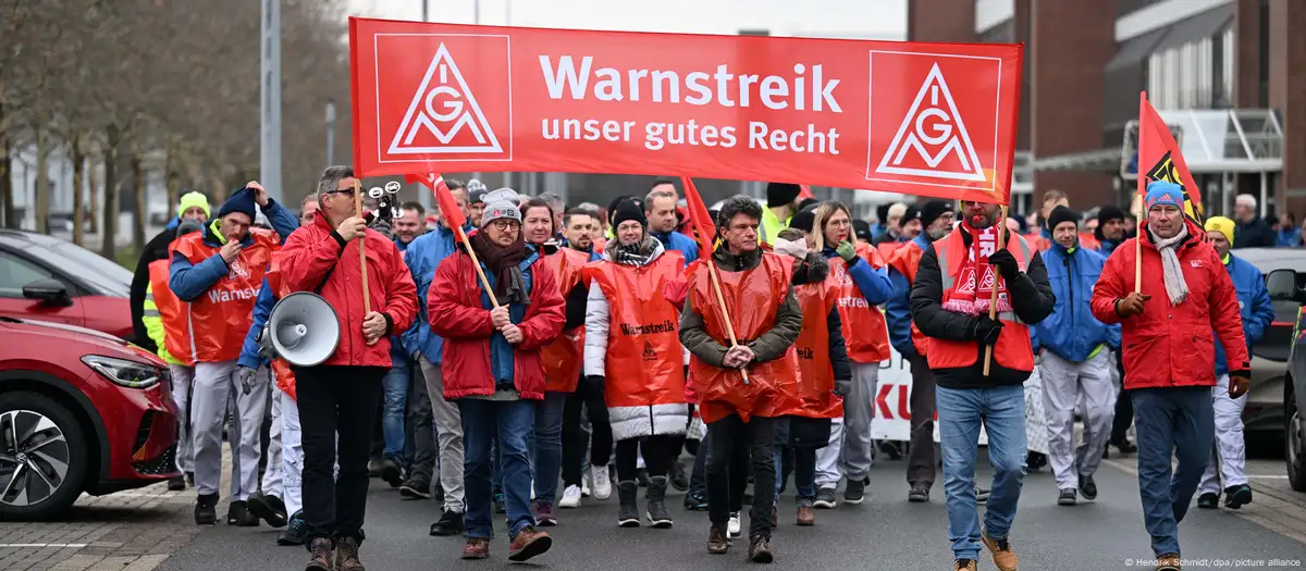 Germany: VW workers announce second strike as cuts loom