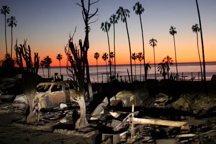 Los Angeles braces for strong winds amid fire risk