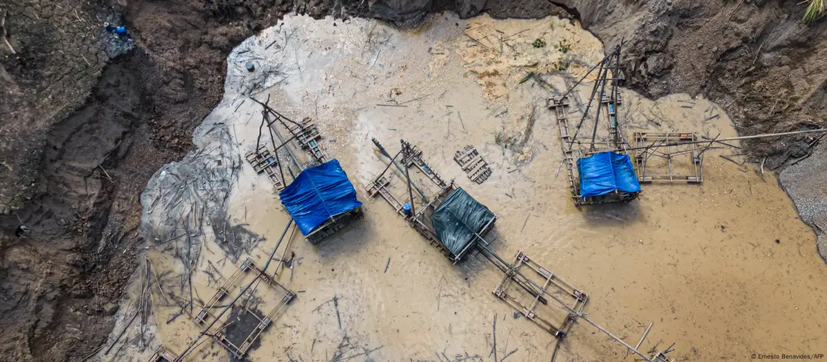 Peru: Rescue crews search for trapped miners