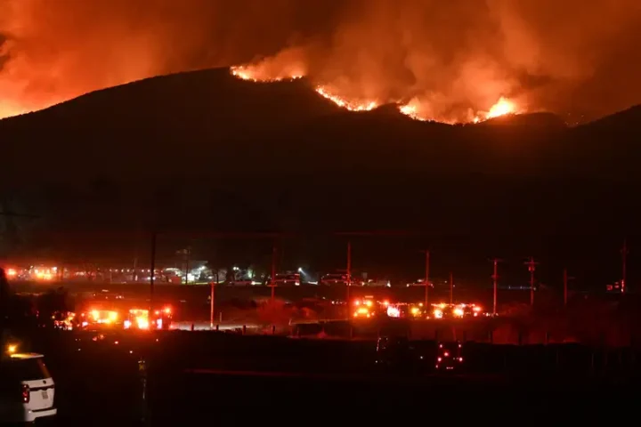 Thousands flee new wildfire north of Los Angeles