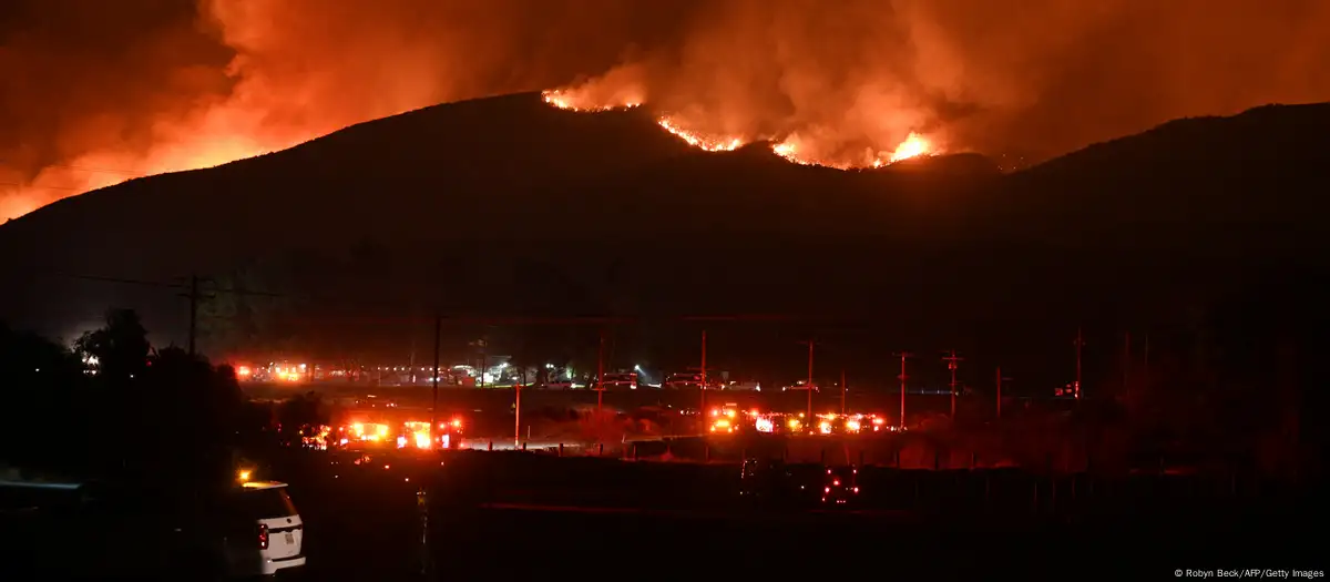 Thousands flee new wildfire north of Los Angeles