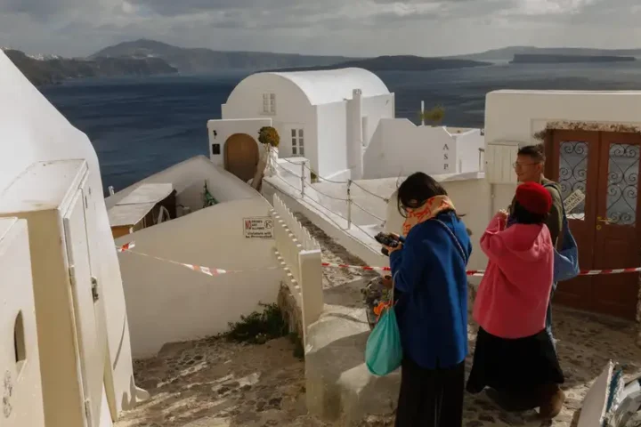 Santorini: State of emergency declared as tremors continue