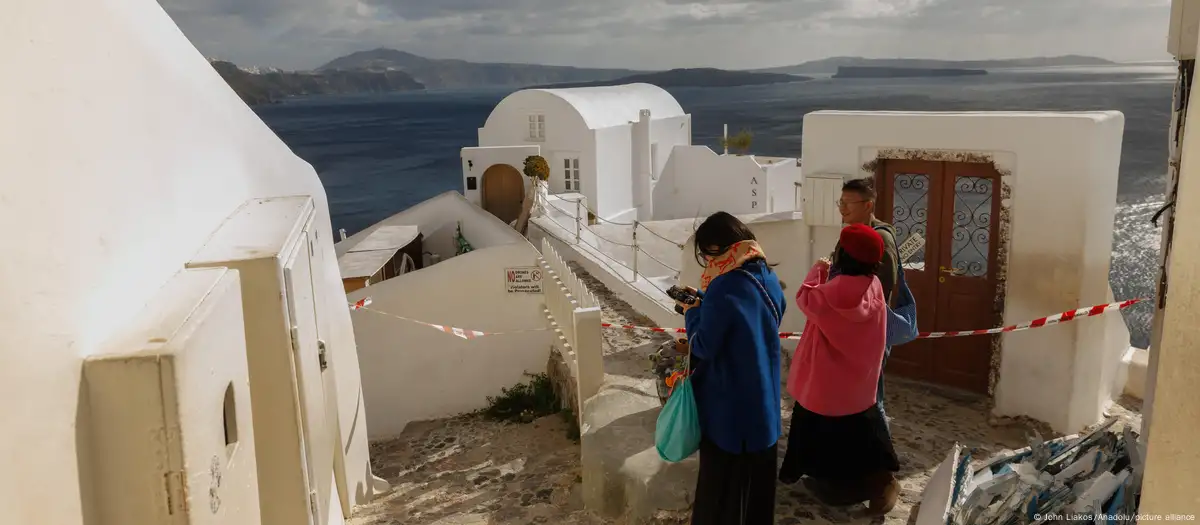 Santorini: State of emergency declared as tremors continue