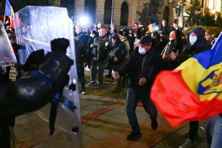 Romania: Georgescu supporters turn violent over election ban