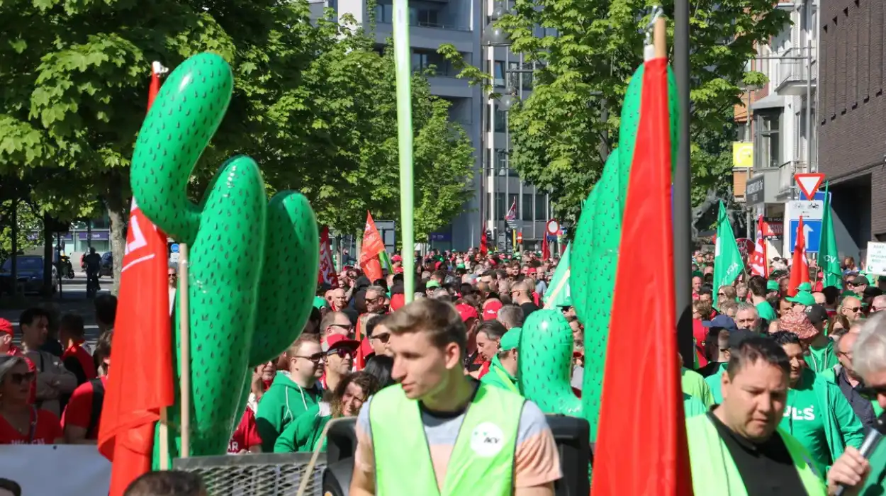 3000 ACV & ABVV Limburg members protest De Wever in Hasselt