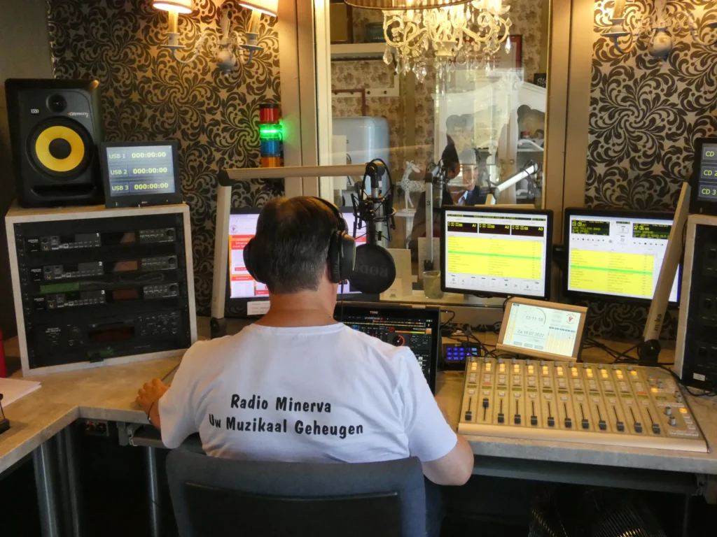Flemish government postpones FM radio switch off, dropping 2031 end date