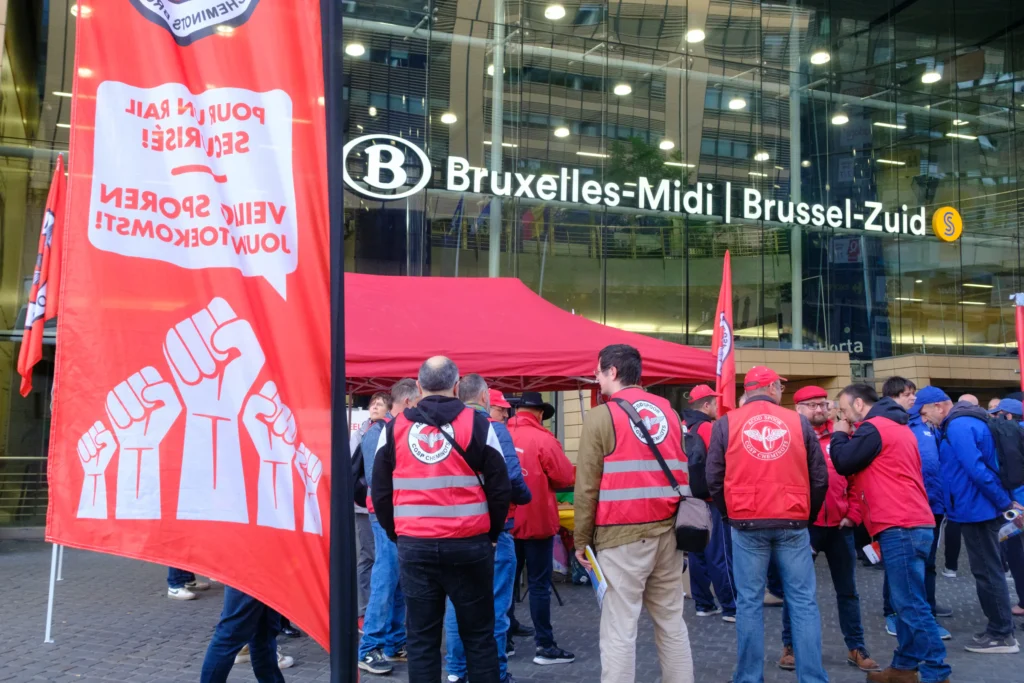 Railway unions temporarily suspend strikes to negotiate with government